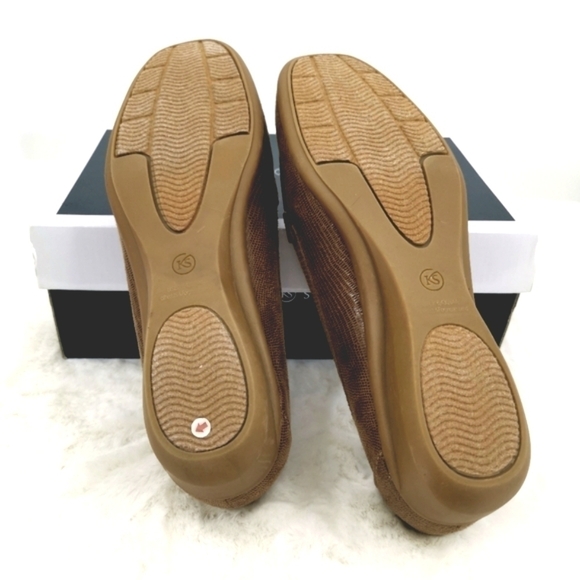 NEW Karen Scott Women's 8.5M Brown Snake Print Flat with Cushioned Sole - Picture 6 of 8